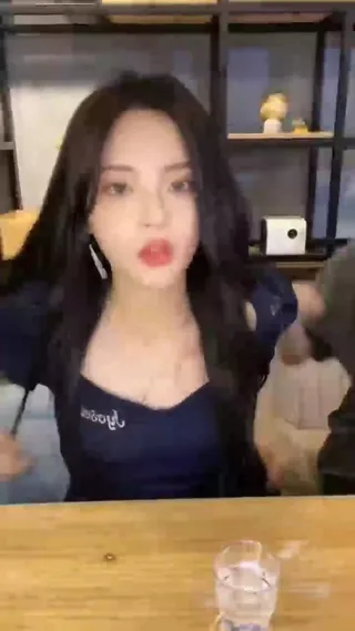 독점 유출 스타 양초월 생방송 때 외투 벗고 뜻밖에 광택 폭발유