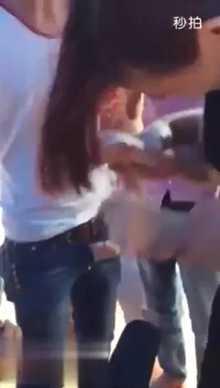 저속한 결혼식 많은 사람들이 보는 앞에서 신부에게 닭발을 먹으라고 강요하다