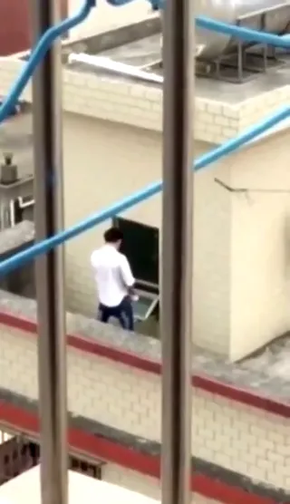 변태남이 팬티를 훔치고 비행기를 때려 끄고 아무렇지 않게 돌려보냈다