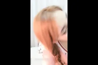 생김새가 청순한 여자와 중년 아저씨가 찰싹찰싹 입을 핥고 엉덩이를 핥고 들어간다