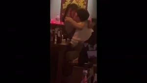 펍에서 대놓고 떡치는 커플 - 한국야동 인기 한국야동