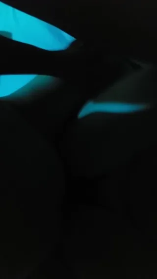 푸른 조명 때문인지 귀신처럼 보이네 - 한국야동 국산야동